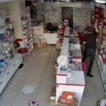 Eczacı Teknisyeni Arif Fidan, Darbe Olayından Sonra İşten Çıkarıldı 1 kendisini doven kisinin olay oncesi babasini tartakladigi ortaya cikan eczaci teknisyeni kovuldu 5e4f28c1b765