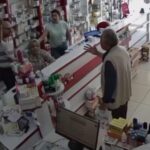 Eczacı Teknisyeni Arif Fidan, Darbe Olayından Sonra İşten Çıkarıldı 3 kendisini doven kisinin olay oncesi babasini tartakladigi ortaya cikan eczaci teknisyeni kovuldu 798ba976533e