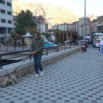 Gümüşhane'de Güvenlik Görevlisi, Poodle Köpeğiyle Elektrikli Motosikletle Seyahat Ediyor 4 kopegini motosikletiyle gezdiriyor 82b8344d48d1