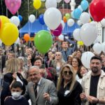 8 Yaşındaki Mirza, Lösemiyi Yenerek Sevinçle Gökyüzüne Balonlar Uçurdu 2 losemiyi yenen mirza icin yuzlece balon ucuruldu a6d0c46bcbb7