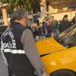 İzmir'de husumet nedeniyle otomobil içinde vurulan A.T.'nin durumu kritik, saldırgan yakalandı 9 motosikletli saldirgan husumetlisini otomobille giderken tabancayla yaraladi 4a433ae1ef97