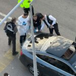 İzmir'de husumet nedeniyle otomobil içinde vurulan A.T.'nin durumu kritik, saldırgan yakalandı 1 motosikletli saldirgan husumetlisini otomobille giderken tabancayla yaraladi 616ef7c394d7