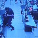 oglunu darbettigini one surdugu market calisanini yumruklayip tekmeledi 18b0903fdcc7