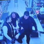 oglunu darbettigini one surdugu market calisanini yumruklayip tekmeledi 20f2fc538d39