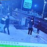 oglunu darbettigini one surdugu market calisanini yumruklayip tekmeledi 657ace8cc8f7