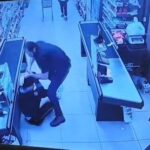 oglunu darbettigini one surdugu market calisanini yumruklayip tekmeledi d21d59558497