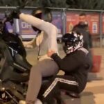 on tekerini kaldirmak istedigi motosikleti devirdi kaza ani kamerada ae60ca488544