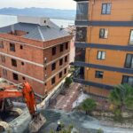 Ordu'da Tahliye Edilen Bina İçin Yıkım Hazırlıkları Başladı 4 orduda zemindeki kaymaya bagli catlaklar olusan 2 binadan 1inde yikim icin hazirlik yapiliyor 084e43c13145