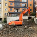 Ordu'da Tahliye Edilen Bina İçin Yıkım Hazırlıkları Başladı 2 orduda zemindeki kaymaya bagli catlaklar olusan 2 binadan 1inde yikim icin hazirlik yapiliyor 30bb108b4011