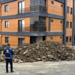 Ordu'da Tahliye Edilen Bina İçin Yıkım Hazırlıkları Başladı 3 orduda zemindeki kaymaya bagli catlaklar olusan 2 binadan 1inde yikim icin hazirlik yapiliyor 5c3d584eb6c5