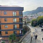 Ordu'da Tahliye Edilen Bina İçin Yıkım Hazırlıkları Başladı 1 orduda zemindeki kaymaya bagli catlaklar olusan 2 binadan 1inde yikim icin hazirlik yapiliyor 9fa9636c2798