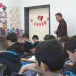 osman ogretmen depremzede cocuklara hem ogretmen hem rehber oldu 87d86da4f788