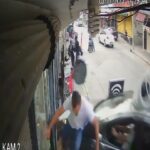 Adana'da Kontrolden Çıkan Araç, Motosiklete Çarptı ve Marketin İçine Girdi 2 otomobil is yerine girdi kaldirimdaki yaya ezilmekten son anda kurtuldu kaza ani kamerada 19ce5018500e