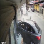 Adana'da Kontrolden Çıkan Araç, Motosiklete Çarptı ve Marketin İçine Girdi 4 otomobil is yerine girdi kaldirimdaki yaya ezilmekten son anda kurtuldu kaza ani kamerada 3d330e6a6542