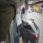 Adana'da Kontrolden Çıkan Araç, Motosiklete Çarptı ve Marketin İçine Girdi 3 otomobil is yerine girdi kaldirimdaki yaya ezilmekten son anda kurtuldu kaza ani kamerada 9064bbea9bcc