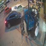 Adana'da otomobil, kaldırımda sergilenen motosikletlere çarparak kaza yaptı, yaralanan olmadı. 1 otomobil kaldirimdaki motosikletlere carpti kaza ani kamerada 8ffbf609404b