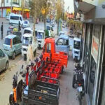 Otomobil, minibüsle çarpıştıktan sonra bisikletteki çocuğa çarparak yaralanmasına sebep oldu 2 otomobilin carptigi elektrikli bisiklet surucusu yaralandi kaza ani kamerada 21eeec67b25b