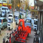 Otomobil, minibüsle çarpıştıktan sonra bisikletteki çocuğa çarparak yaralanmasına sebep oldu 1 otomobilin carptigi elektrikli bisiklet surucusu yaralandi kaza ani kamerada 88da6b1f176e