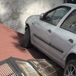 park halindeki hafif ticari araca carpan otomobil evin catisina cikti 7d8f38f1d743