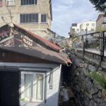 park halindeki hafif ticari araca carpan otomobil evin catisina cikti 8a1ab3f57bd5