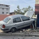 park halindeki hafif ticari araca carpan otomobil evin catisina cikti a09337c8f24d