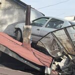 park halindeki hafif ticari araca carpan otomobil evin catisina cikti e0ce3252048b