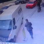 Karabük'te Otopark Görevlisinin Minibüsü Durdurması Güvenlik Kameralarına Yansıdı 3 park halindeyken geriye hareket eden minibusu otopark gorevlisi durdurdu video eklendi 3895ba51d74f