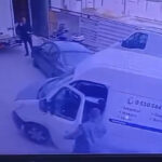 Karabük'te Otopark Görevlisinin Minibüsü Durdurması Güvenlik Kameralarına Yansıdı 2 park halindeyken geriye hareket eden minibusu otopark gorevlisi durdurdu video eklendi 8df973897c0a