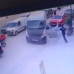 Karabük'te Otopark Görevlisinin Minibüsü Durdurması Güvenlik Kameralarına Yansıdı 1 park halindeyken geriye hareket eden minibusu otopark gorevlisi durdurdu video eklendi de483b64f45a