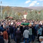 Patpat Kazasında Hayatını Kaybeden Küçük Eslem Ayvaz Toprağa Verildi 1 patpatin carptigi 2 yasindaki eslem oldu ablasi agir yarali 2 f767ef905cc2