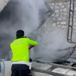 Kavak'ta TIR Yangınına Polis Müdahalesi Anbean Kaydedildi 1 polis tirda cikan yangina mudahale etti 192dc931e869