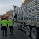 Kavak'ta TIR Yangınına Polis Müdahalesi Anbean Kaydedildi 3 polis tirda cikan yangina mudahale etti eff62fe5e6a4