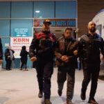 İnegöl'de Uyuşturucu Üretimi Yapılan Eve Operasyon: 4 Kilo 200 Gram Esrar Ele Geçirildi 1 samanlikta kurumaya birakilan 4 kilo esrar ele gecirildi 89710e47b8b3