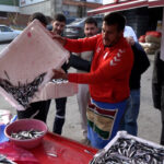 Samsunspor'un Başarısı İle Hamsi Fiyatları Düşerken, Balıklar Kısa Sürede Tükendi 8 samsunsporun basarisini 75 kasa hamsiyi kilosunu 25 tlden satarak kutladi 1370c321deef