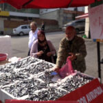 Samsunspor'un Başarısı İle Hamsi Fiyatları Düşerken, Balıklar Kısa Sürede Tükendi 2 samsunsporun basarisini 75 kasa hamsiyi kilosunu 25 tlden satarak kutladi 46912f25cce9