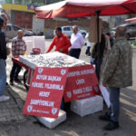 Samsunspor'un Başarısı İle Hamsi Fiyatları Düşerken, Balıklar Kısa Sürede Tükendi 7 samsunsporun basarisini 75 kasa hamsiyi kilosunu 25 tlden satarak kutladi 57089b36e1f5