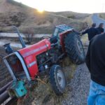 seyahat ettigi traktorun devrildigi kazayi goruntuledi 0f3bca676433