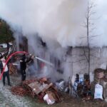 Soba Yangınına Yanlışlıkla Benzin Dökerek Sebep Olan Emekli Öğretmen Yaralandı 3 sobaya su yerine benzin dokunce cikan yanginda yaralandi 516bcf23b44e