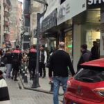 Zonguldak'ta Kadın ve Erkekler Arasında Sokakta Kavga: Polis Biber Gazı ile Müdahale Etti 1 sokak ortasinda tekmeli yumruklu kavga kamerada 9f16ceff61cc