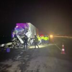 Ceyhan’da TIR, Park Halindeki Otobüse Çarptı: 14 Yaralı! 4 tir emniyet seridinde park halindeki otobuse carpti 14 yarali 598ce0358764