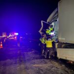 Ceyhan’da TIR, Park Halindeki Otobüse Çarptı: 14 Yaralı! 2 tir emniyet seridinde park halindeki otobuse carpti 14 yarali e830d410cfd8