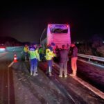 Ceyhan’da TIR, Park Halindeki Otobüse Çarptı: 14 Yaralı! 3 tir emniyet seridinde park halindeki otobuse carpti 14 yarali f553ff38dc86