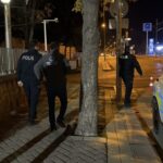 tramvay yoluna giren otomobil cevredekilerin yardimiyla cikarildi surucuye ceza uygulandi 5e96d6d77d6d