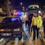 tramvay yoluna giren otomobil cevredekilerin yardimiyla cikarildi surucuye ceza uygulandi 7b2db9e6fbb8