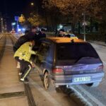 tramvay yoluna giren otomobil cevredekilerin yardimiyla cikarildi surucuye ceza uygulandi 86c4dcd50bb3
