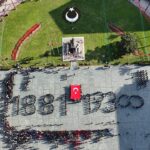 350 METRE UZUNLUĞUNDA ATATÜRK POSTERİYLE ANMA YÜRÜYÜŞÜ GERÇEKLEŞTİRİLDİ 9 ulu onder mustafa kemal ataturk izmirde anildi 3 7e41b5aaadbd