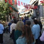 Rumların Torunları, 103 Yıl Sonra Urla'ya Gelerek Atalarının İzlediği İzleri Gezdi 1 urlali rumlarin torunlari 103 yil sonra atalarinin yasadigi kentte bulustu ea31e7e85aae