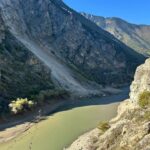 Artvin'de Yamaçtan Düşen Kayalar Çoruh Nehri'ne Yuvarlandı, Okulda Eğitime Ara Verildi 2 yamactan kopan kayalar coruha yuvarlandi yakindaki lisede egitime 1 gun ara verildi dbe138097504