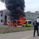 Bursa'da Park Halindeki Servis Otobüsü Yangınla Kül Oldu, Diğer Araçlar da Etkilendi 3 yetkili servise birakilan park halindeki 3 otobus alev alev yandi 0b422e2b018c