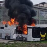 Bursa'da Park Halindeki Servis Otobüsü Yangınla Kül Oldu, Diğer Araçlar da Etkilendi 1 yetkili servise birakilan park halindeki 3 otobus alev alev yandi 588f54c55ba1